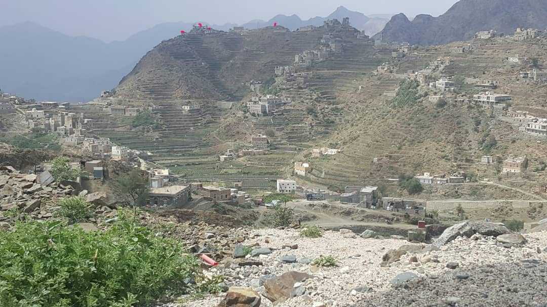 جبل القيم وتحته منطقة العبيسة في كشر