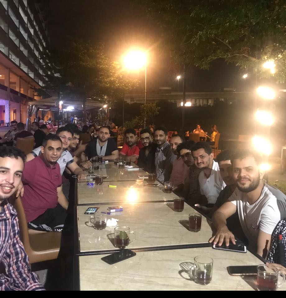 الصورة لطلاب يمنيين اثناء توديع العيسى