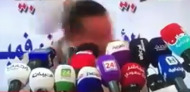 رمي الوزير الحوثي المنشق بالحذاء