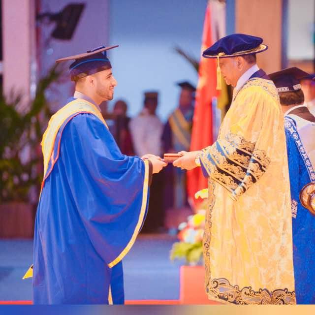 الدعيس أثناء تسلم جائزة السلطان