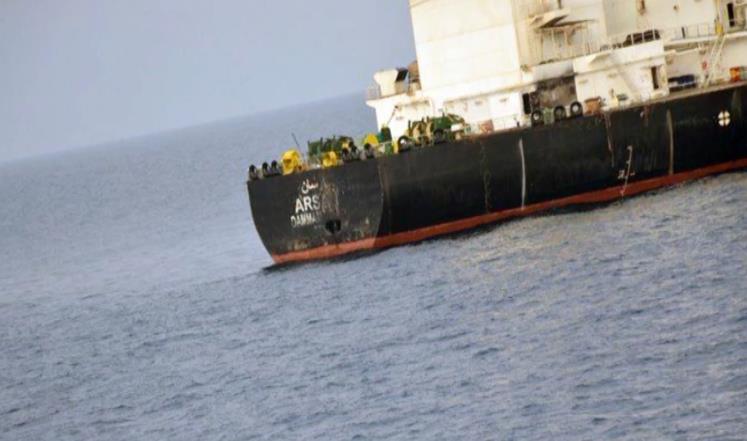 استهدف الحوثيي ناقلة نفط سعودية في باب المندب 